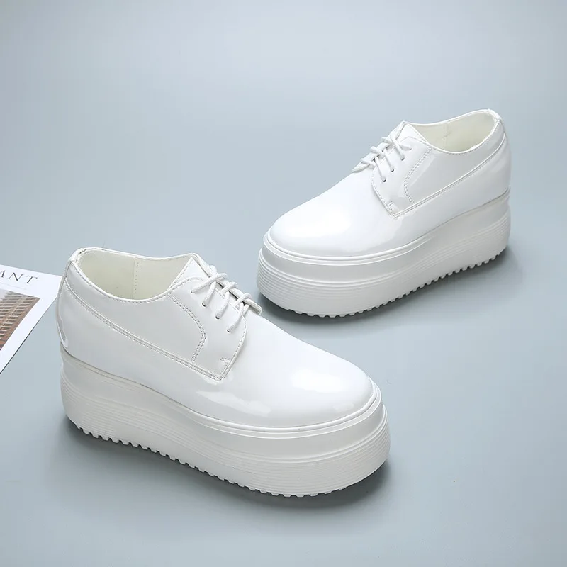 Новинка Весна 2019 женская спортивная обувь из лакированной кожи Белая с круглым