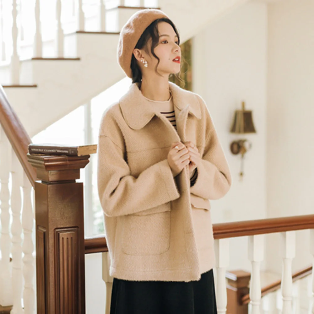 Простая однобортная куртка неэластичная с длинным рукавом и воротником