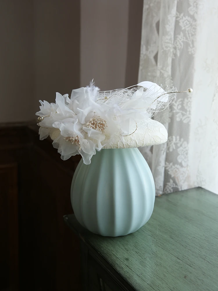 

Gauze Feather Flower Bride Headdress French Retro England Party Dinner Formal Dress White Bowler Hat