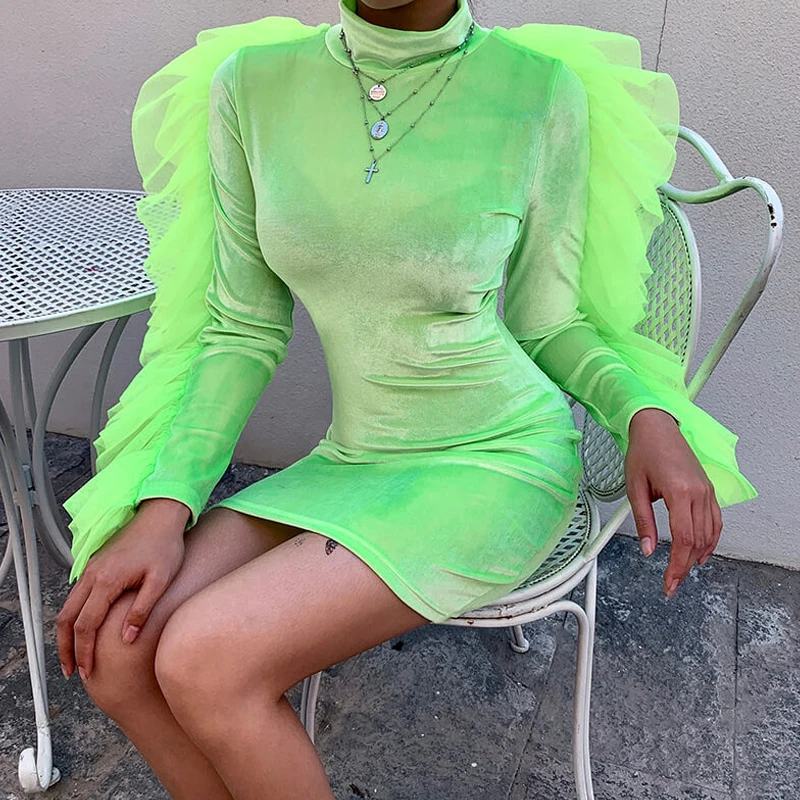 Неоновое зеленое мини-платье с высоким воротом и длинными сетчатыми рукавами