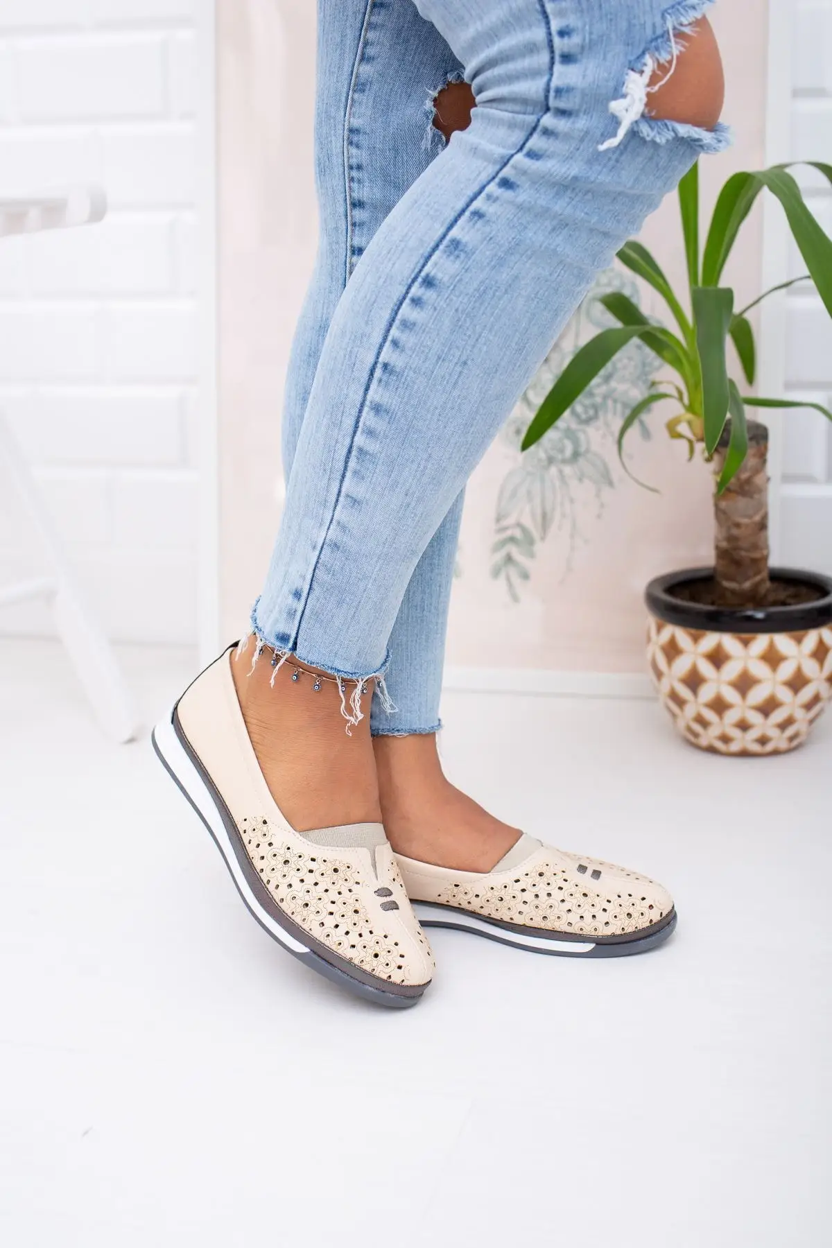 

SarEn Women Cream Shoes