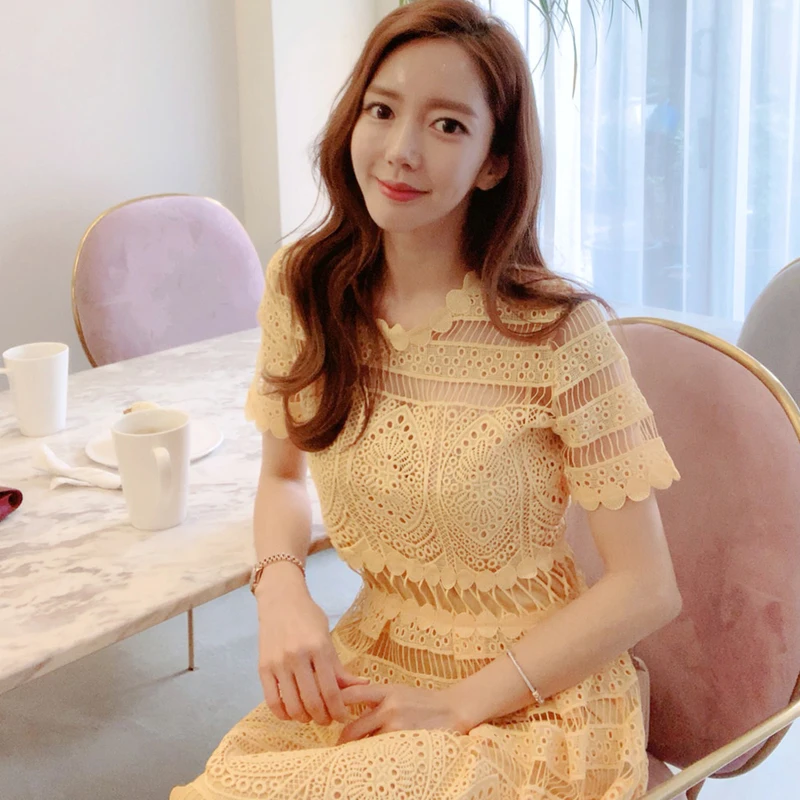 Женское кружевное платье средней длины элегантное желтое винтажное с коротким