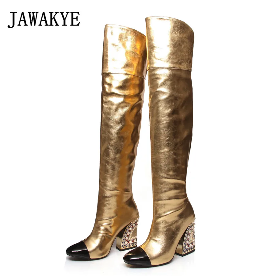 Женские сапоги до бедра на каблуке украшенные драгоценными камнями Цвет золотой