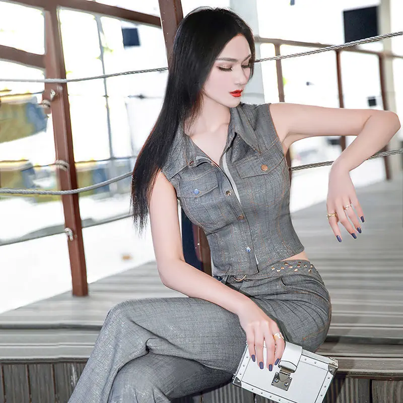 Женский костюм из двух предметов блузка без рукавов и длинные расклешенные брюки