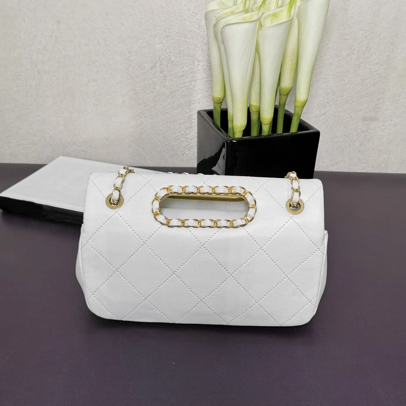 

2021 Top Unique Design Women's Lingge White Portable Messenger Bag With Fashionable Appearance And Atmosphere