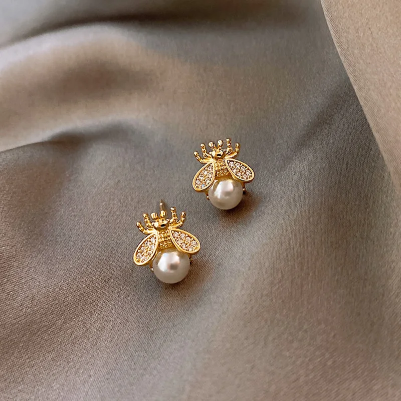 

2020 new simple and luxurious Pearl Woman's Earrings Fashion design sense bee insect Earrings Korean women jewelry sexy Earrings