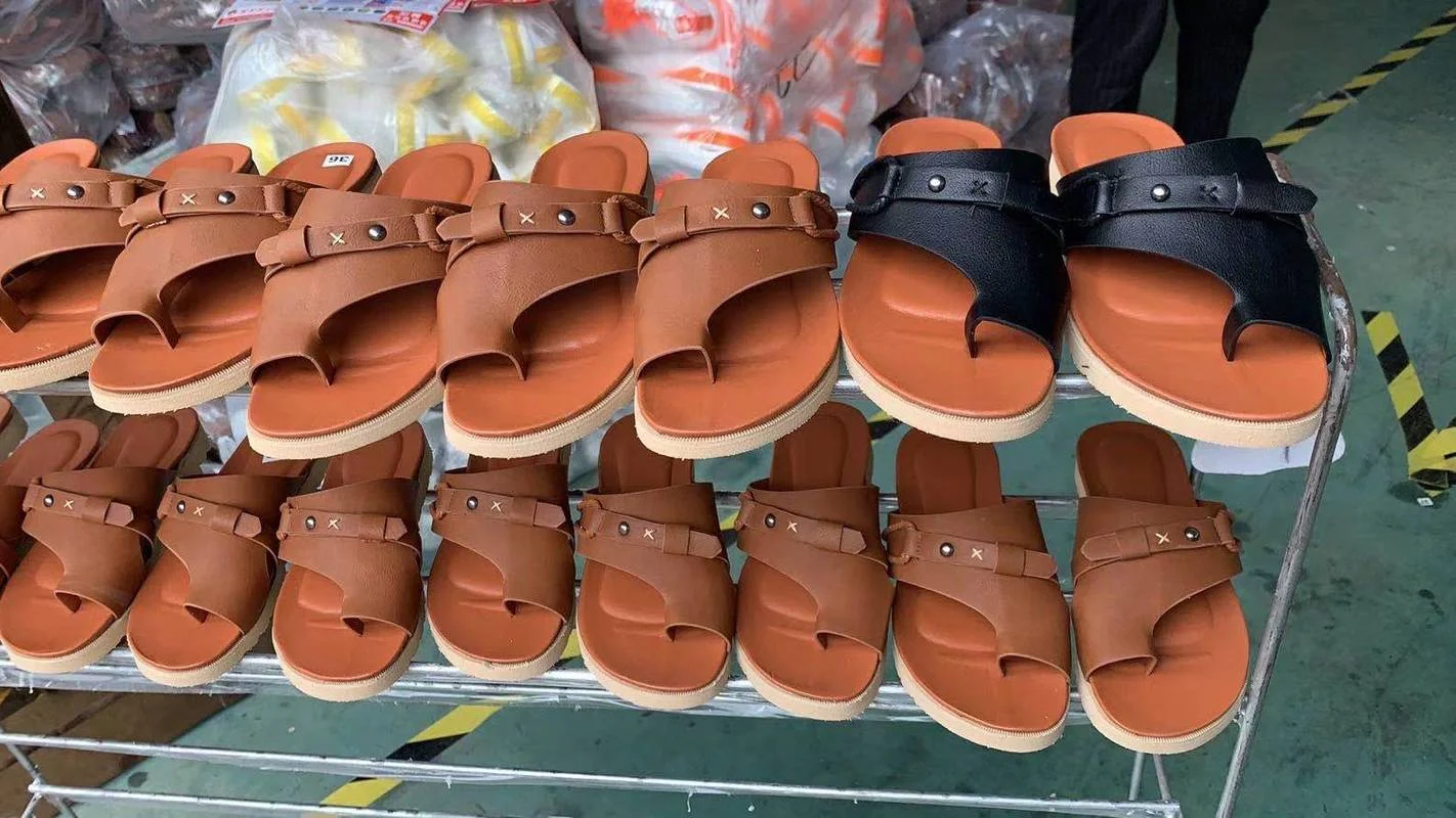 

2021 Women's Summer Flip Flops Slippers PU Leather Plus Size Rivet Ladies Flat Sandals Comfortable Leisure Women Sandals Outdoor