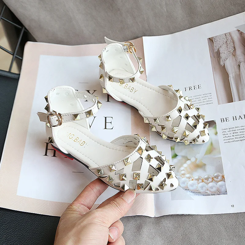 Летние детские сандалии для девочек модные на плоской подошве с вырезами и