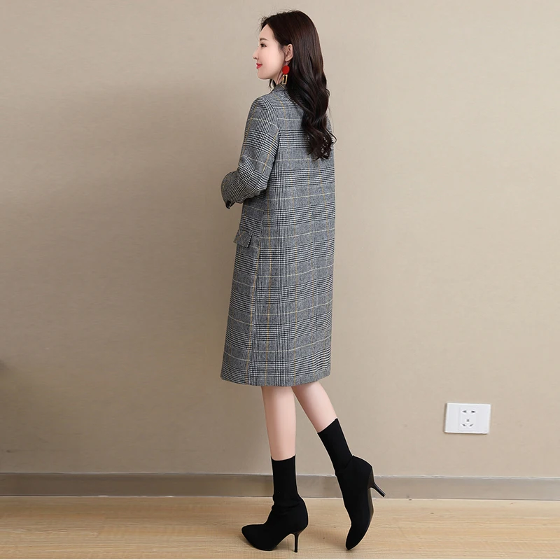 Женское шерстяное пальто средней длины элегантное в полоску с отложным