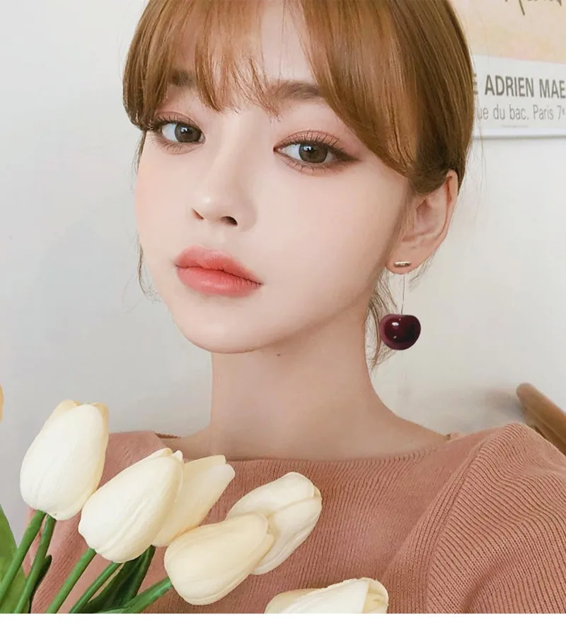 1 пара высококачественных сережек капелек из смолы с красными вишнями милые