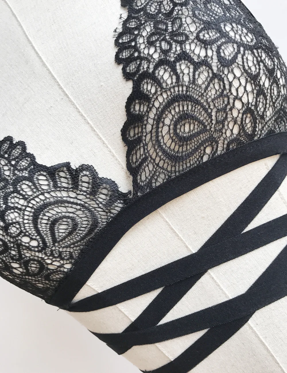 Женское нижнее белье с вышивкой Lenceria белое черное кружевное на бретельках для
