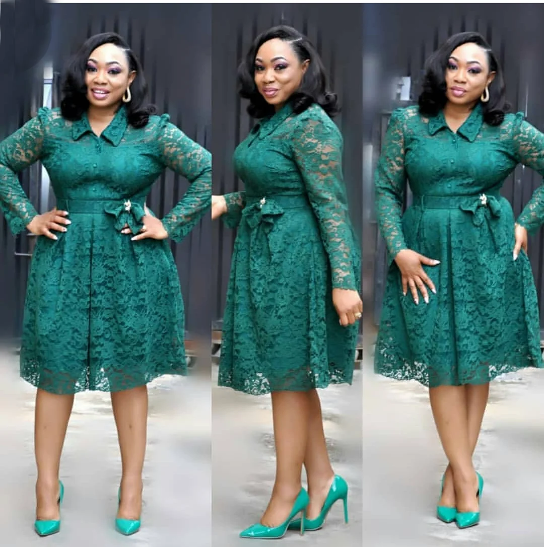 Женское зимнее платье миди с отложным воротником однотонное кружевное длинным