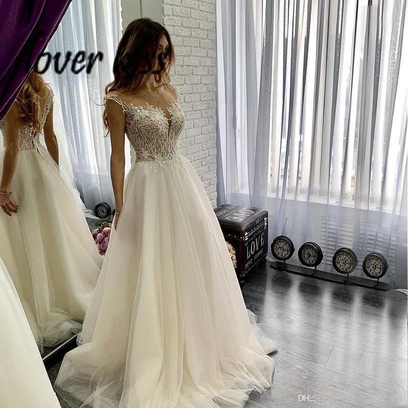 Очаровательное свадебное платье из фатина с кружевной аппликацией и глубоким