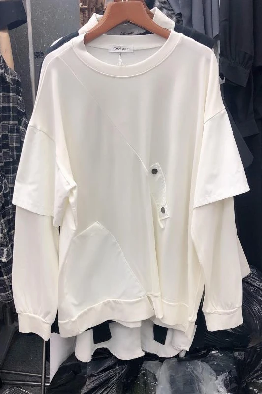 

2021 Spring New Spliced Long Sleeve Fake Two Piece Loose T-shirt Women Fashion Pocket Decoration Buttons Solid Color Top