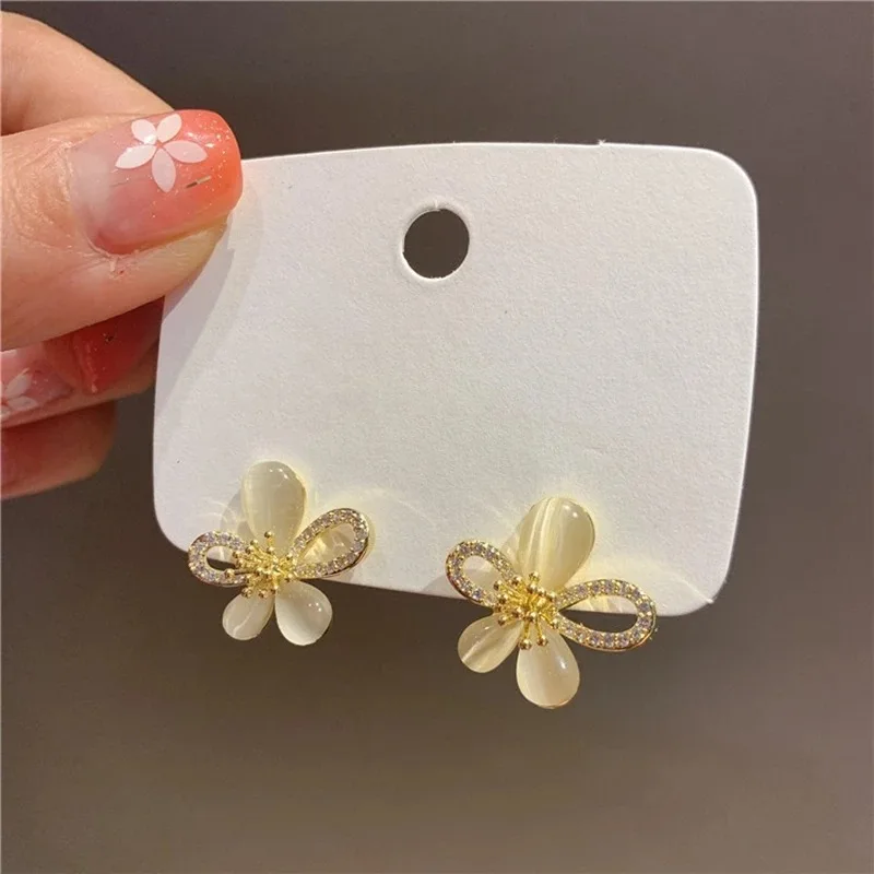 

KOUDOUN Super Fairy New Stud Earrings Female Exquisite Micro-inlaid Zircon Flower Earrings Personalized Sweet Cat Eye Earrings