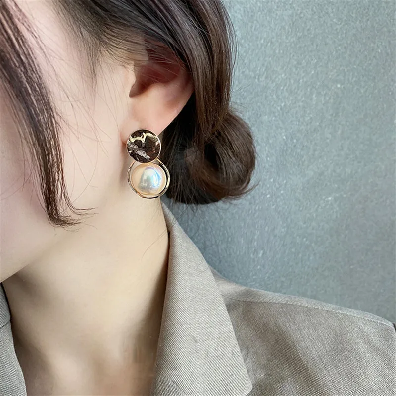 Корейские серьги гвоздики с жемчужинами минималистичные верхним дизайном для