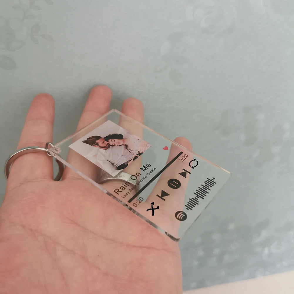 Брелок для ключей акриловый с кодом музыкальная песня певица | Украшения и