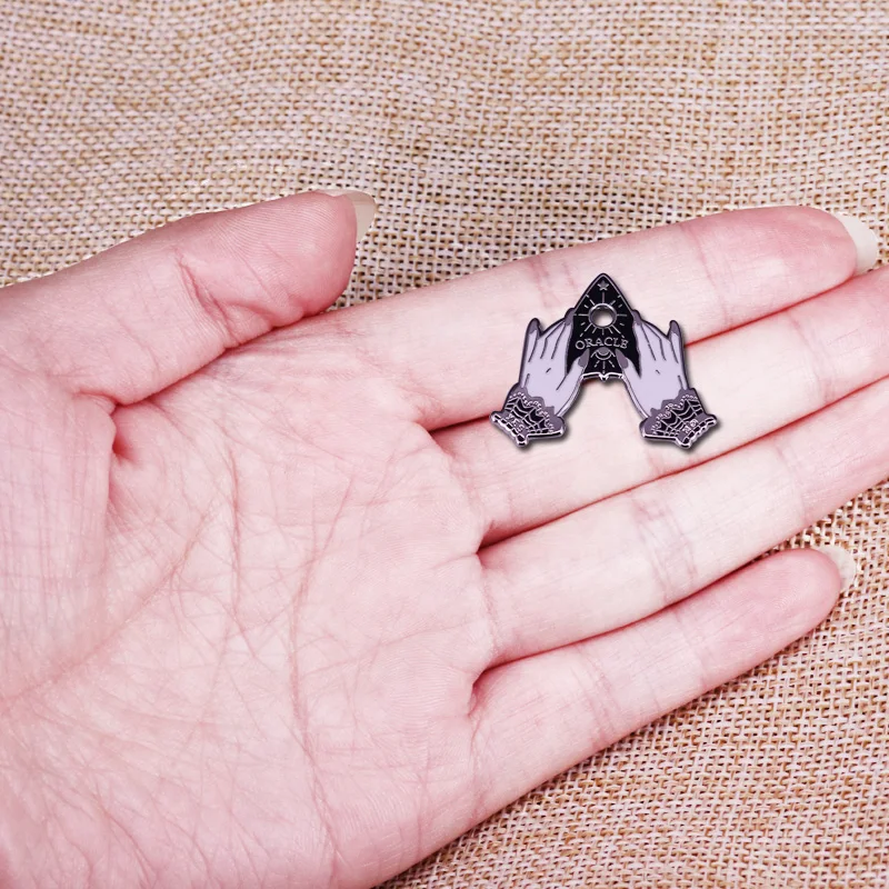Значок с красивыми руками ведьмы значок в готическом викторианском стиле