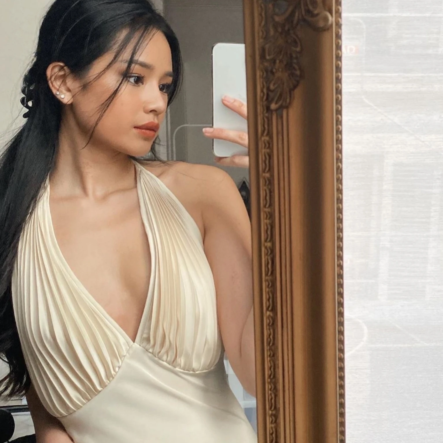 

MO&MO- new European and American socialite party senior sense backless skirt sexy neck V-neck dress