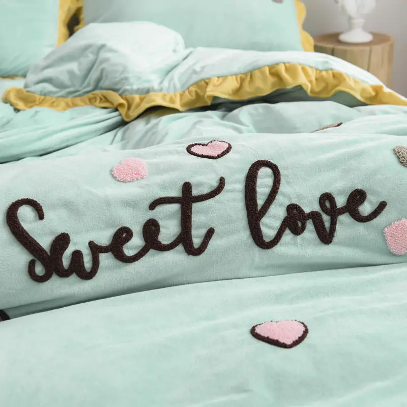 Комплект постельного белья из кашемира с вышивкой пододеяльником и простыней |