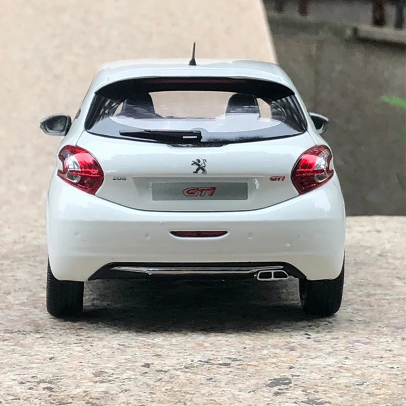 Миниатюрная модель автомобиля из сплава Peugeot 1/18G-TI металлическая статическая