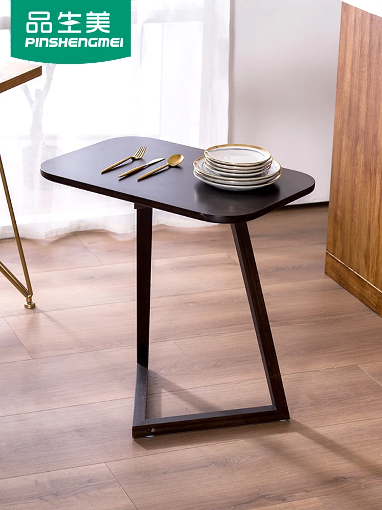 Гостиная-небольшой чайный столик и несколько угловых диванов-кроватей спальный