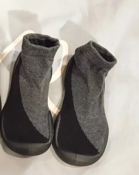 black and gray Домашняя обувь с мягкой подошвой для родителей и детей; обувь с героями мультфильмов для малышей; обувь домашняя для малышей; детские гольфы - Цвет: black and gray