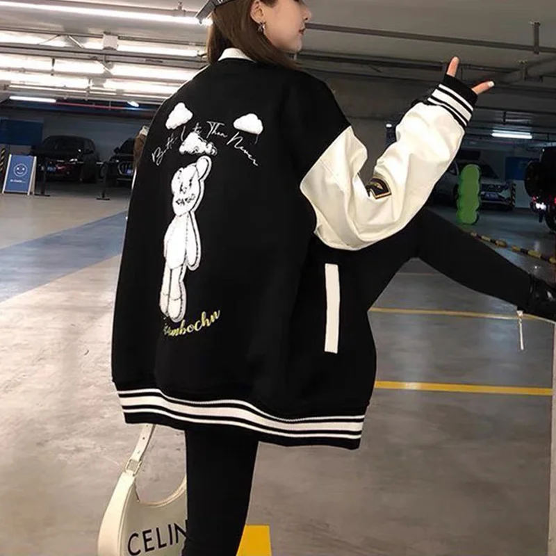 Женская неочищенная куртка с круглым вырезом и вышивкой в виде медведя | одежда