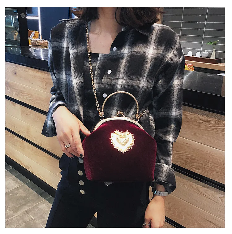 Женская бархатная сумка с жемчужинами винтажная велюровая вечерняя сердечками