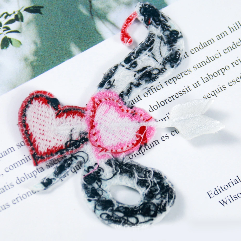 Новое поступление стрелкой пирсинг в сердце змеи значки-нашивки Diy женские