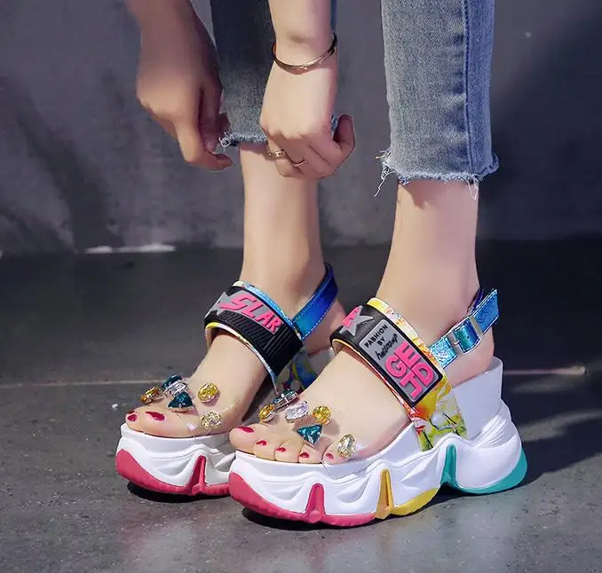 Женские сандалии на танкетке прозрачные из пвх массивной платформе радужные