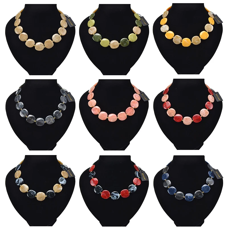 Женское колье из яркой смолы с бусинами 20 мм 2019 |