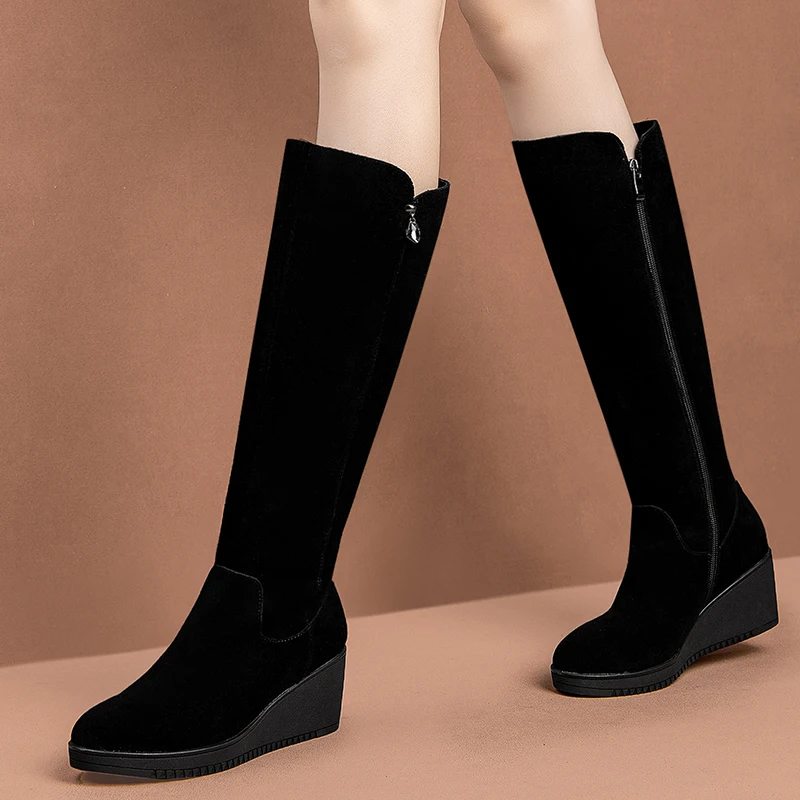 Женские сапоги до колена из натуральной замши на танкетке повседневные Черные