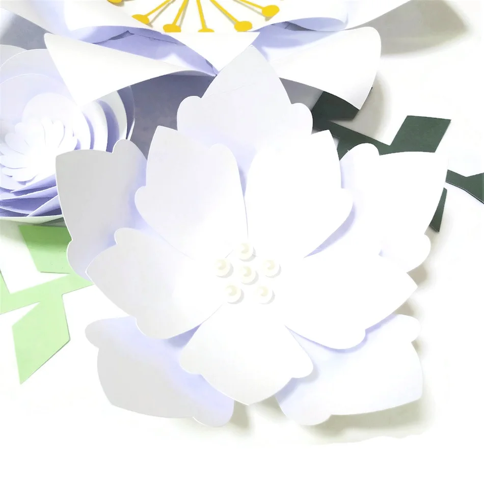 Набор из белых роз ручной работы сделай сам бумажных цветов и зеленых листьев для