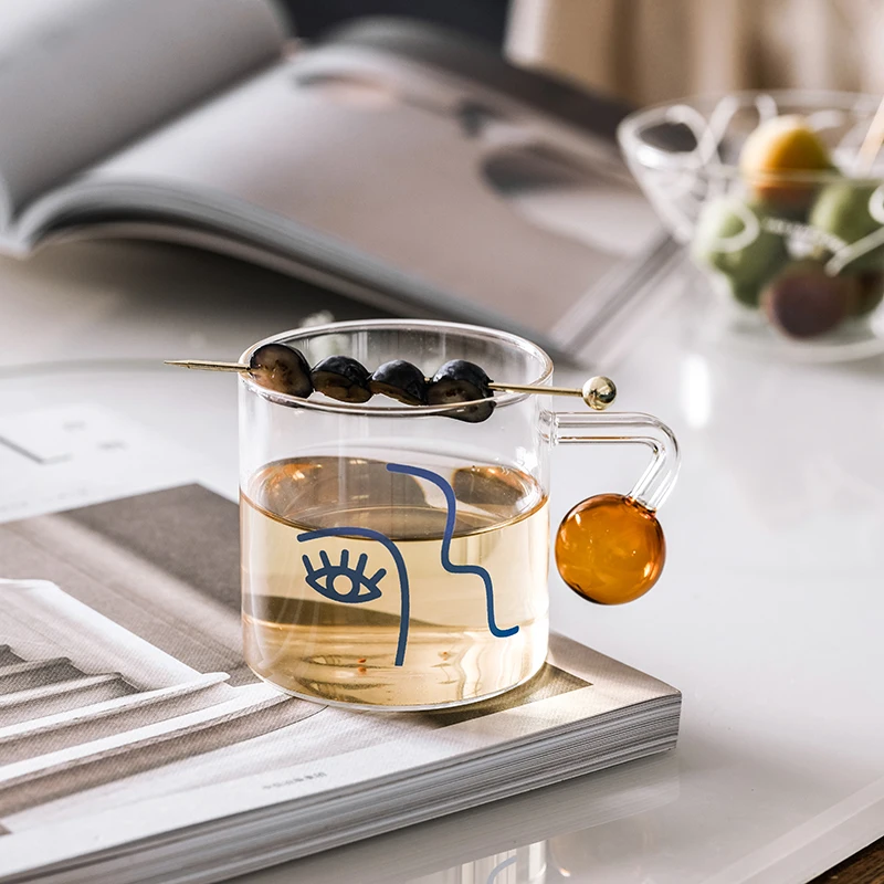 Стеклянная чашка в скандинавском стиле с термостойкой сферической ручкой