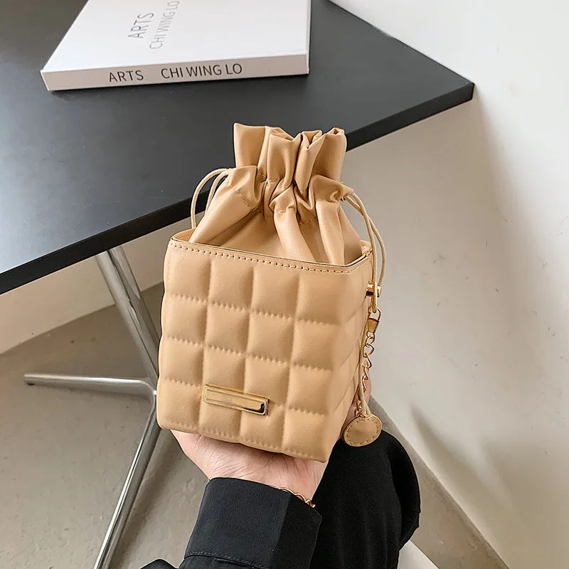 

Female 2022 chain bag is popular this year the new tide fashion web celebrity simplicity oblique satchel mini leisure bucket bag