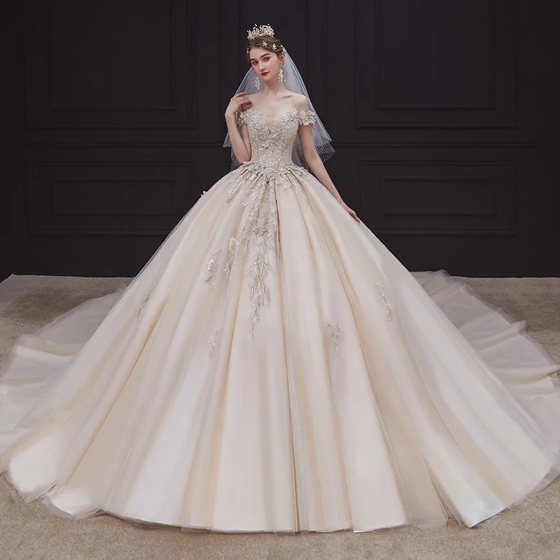 

Luxury Ball Gown Wedding Dresses Lace Appliques Beading Pearls Bridal Gown Chapel Train Tulle Vintage Champagne Vestido de Noiva