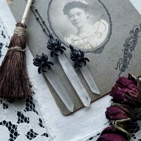 Кварцевое ожерелье с пауком-черная