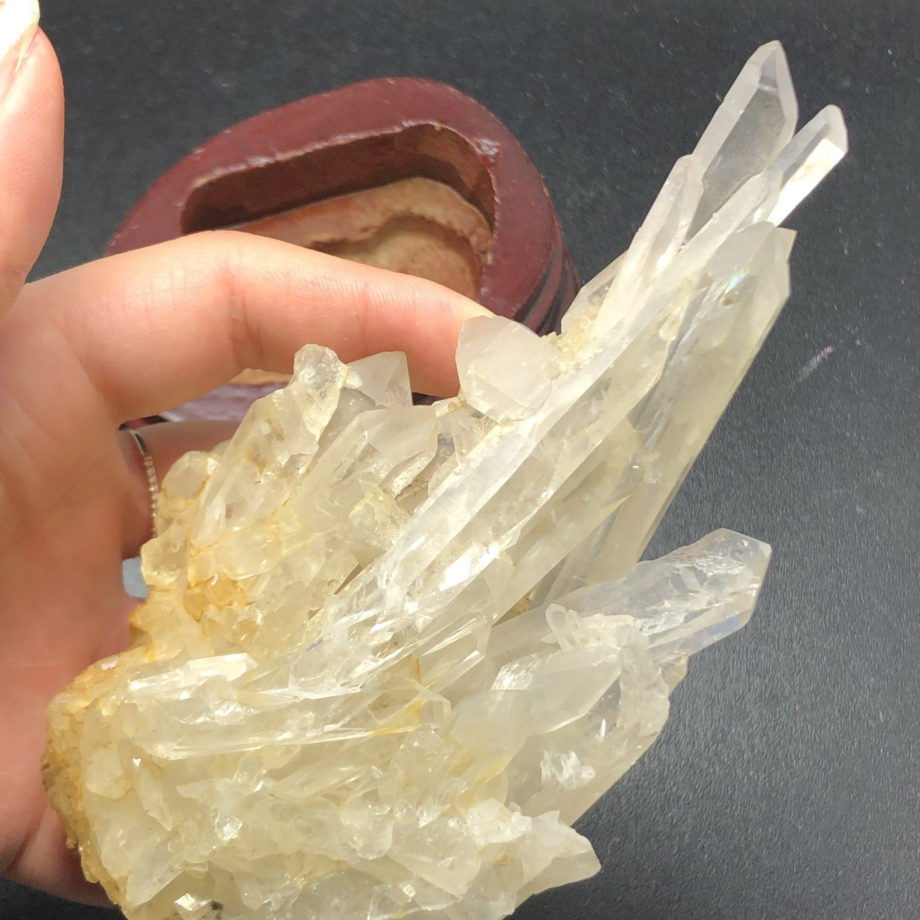 Натуральный прозрачный кластер кварцевого кристалла с подставкой основание