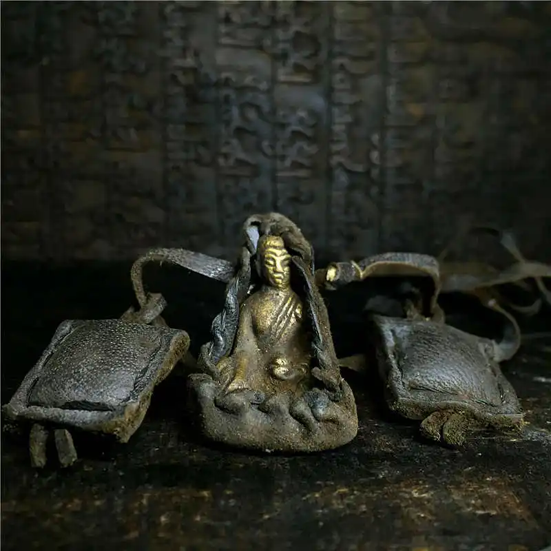 

Карманный Будда из латуни с веревкой из коровьей кожи