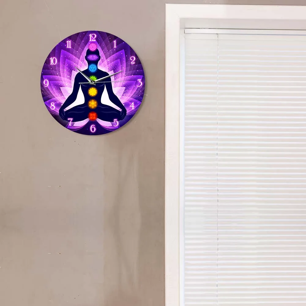 Современные настенные часы с медитацией в позе лотоса фон сакральным цветком
