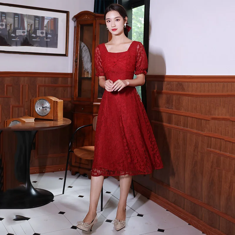 

Платье вечернее ТРАПЕЦИЕВИДНОЕ до середины икры, с коротким рукавом и квадратным вырезом на спине