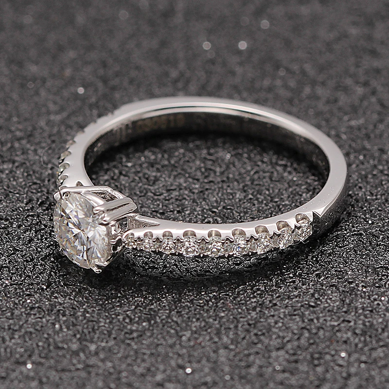 Кольцо обручальное бесцветное с муассанитом 18 К белое золото 0 5 карат | Украшения