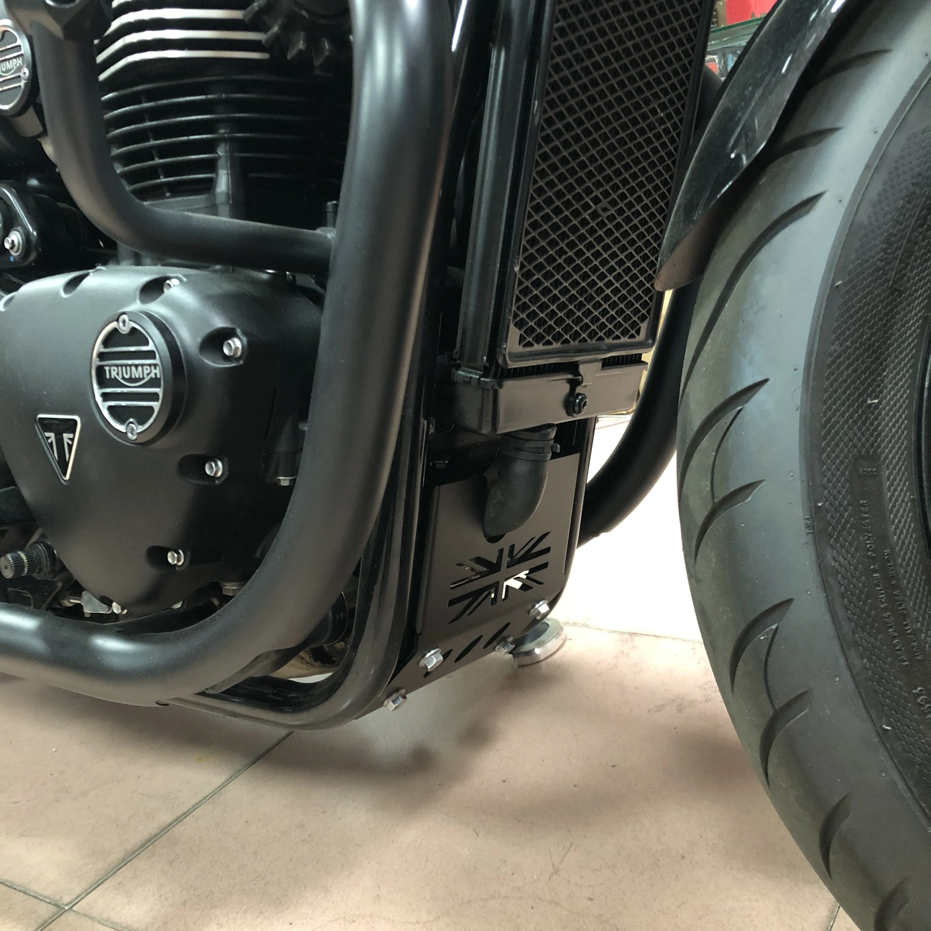 Защитная крышка шасси для TRIUMPH Bonneville Bobber черного цвета защита двигателя