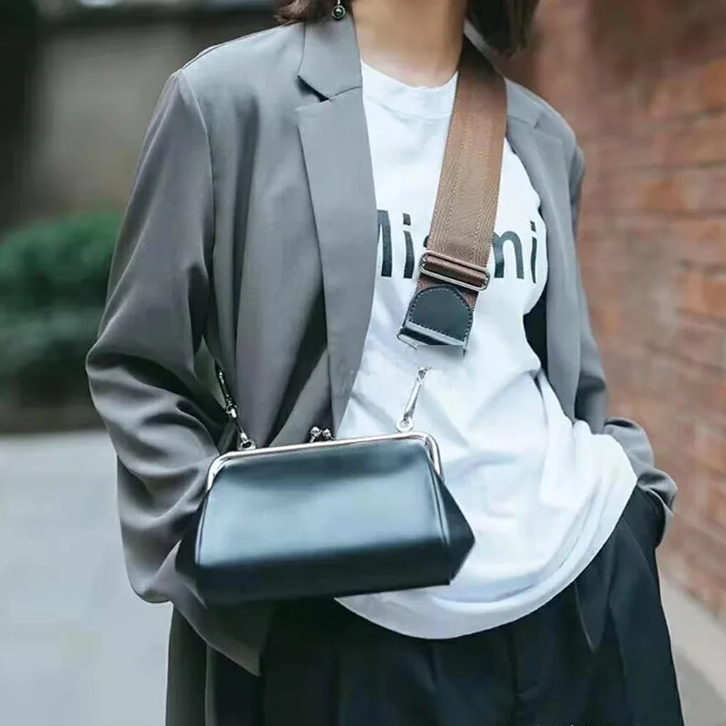 

Простая женская сумка через плечо из воловьей нейлоновой кожи с металлическим зажимом