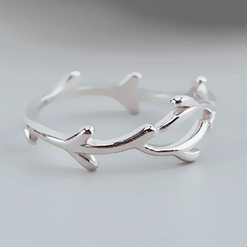 Кольцо женское регулируемое серебристого цвета с листьями | Украшения и