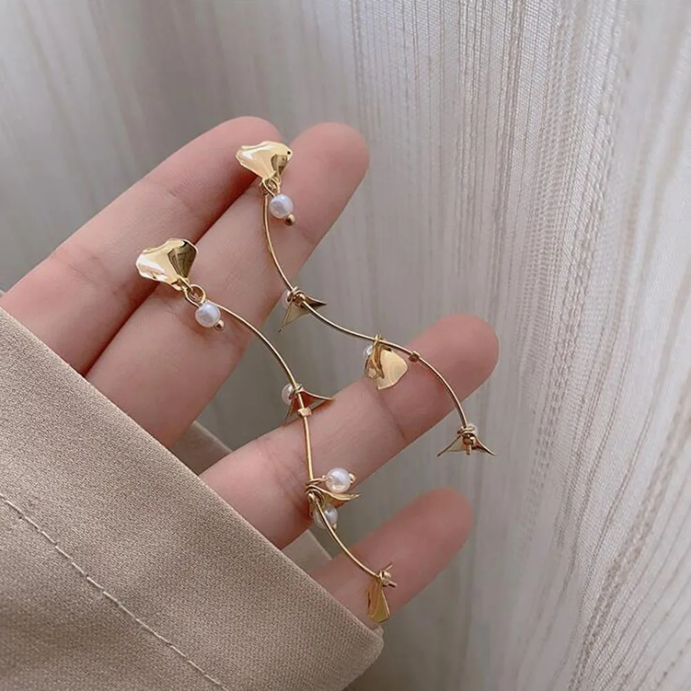 Серьги-подвески в виде листьев из сплава инкрустированные искусственными