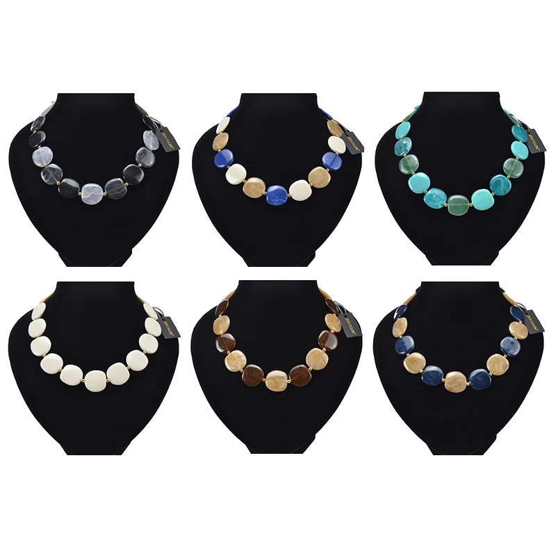 Женское колье из яркой смолы с бусинами 20 мм 2019 |