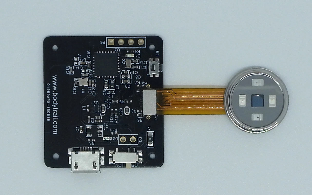 Полностью интегрированный модуль датчика сердечного ритма и кислорода в крови