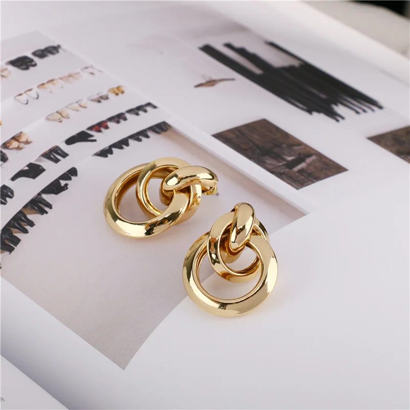 

2020 New Korean geometric earrings with twisted metal, stylish and simple stud earrings for women